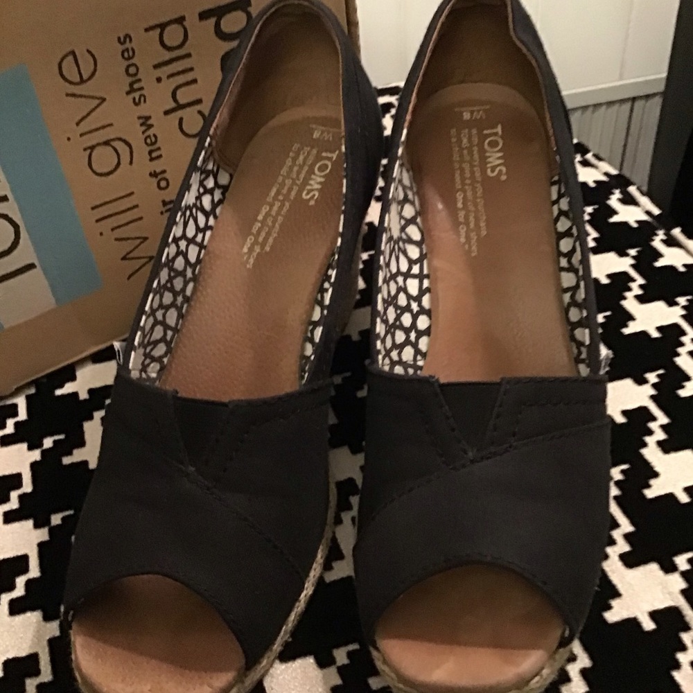 Toms like new fabulous black canvas wedges